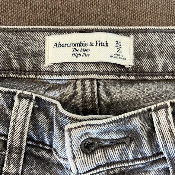 Abercrombie Gray The Mom High Rise Jean 26 short - Picture 2 of 2